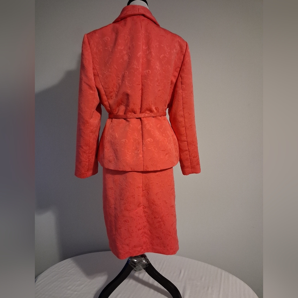 Coral Textured Two-Piece Skirt Suit with Belt Size 18 - Picture 2 of 11